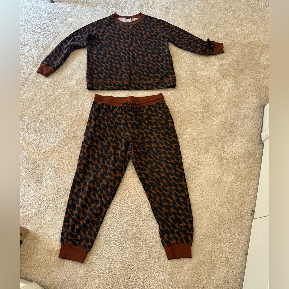 Ladies Large 2 Piece Soft Stars Above Animal Print Black Brown Sweatshirt pants